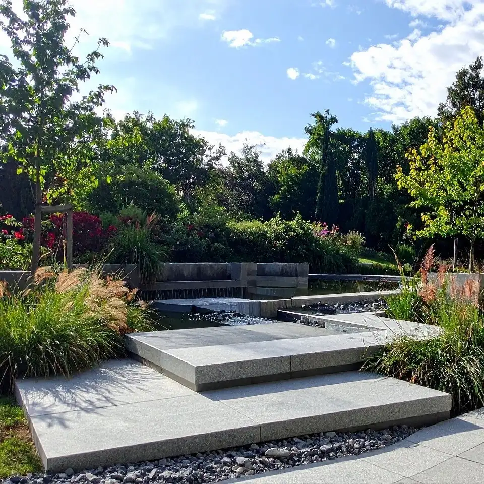 Obrzeża i palisady z kamienia